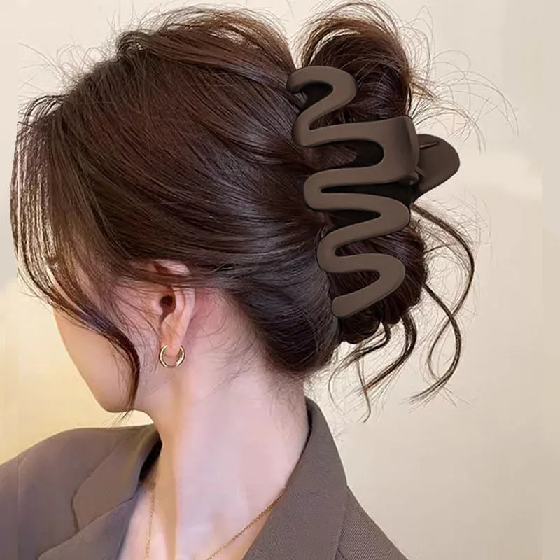 Elegant Geometric Hair Claw Clip — Large Matte Hold for Thick & Thin Hair