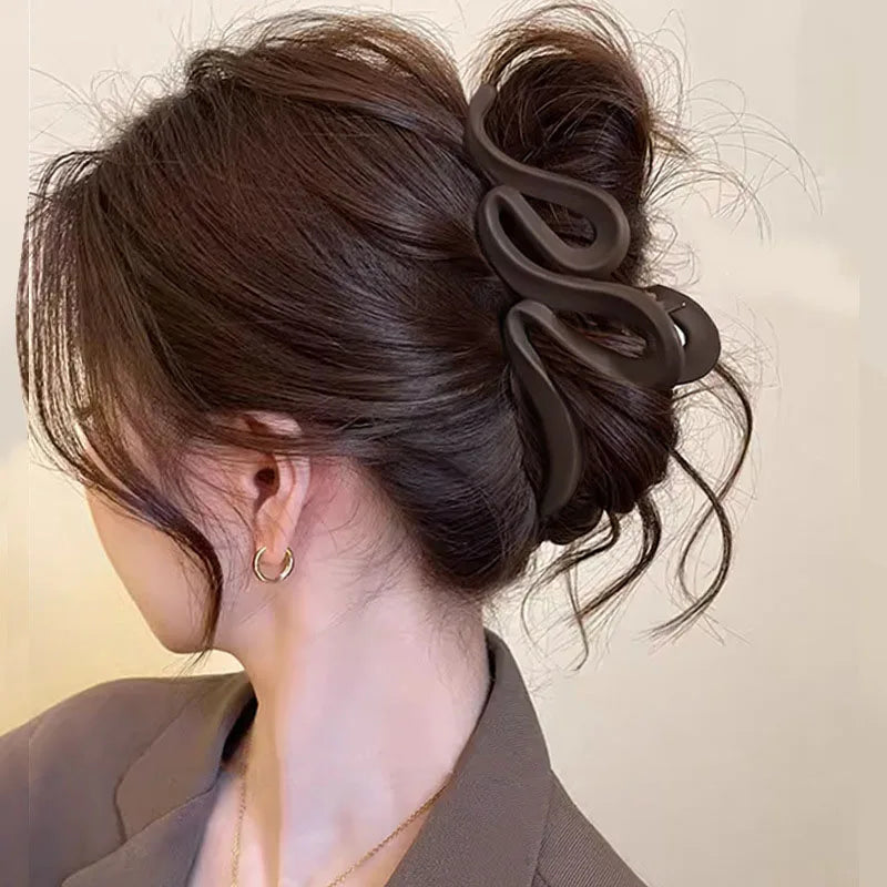 Elegant Geometric Hair Claw Clip — Large Matte Hold for Thick & Thin Hair