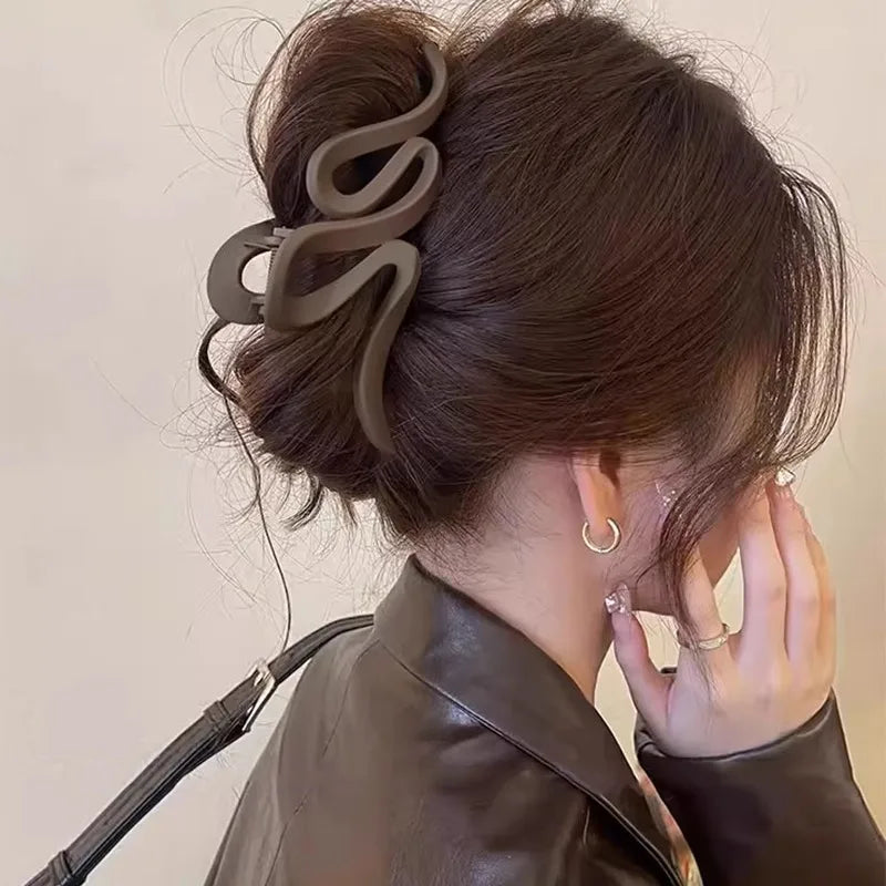 Elegant Geometric Hair Claw Clip — Large Matte Hold for Thick & Thin Hair
